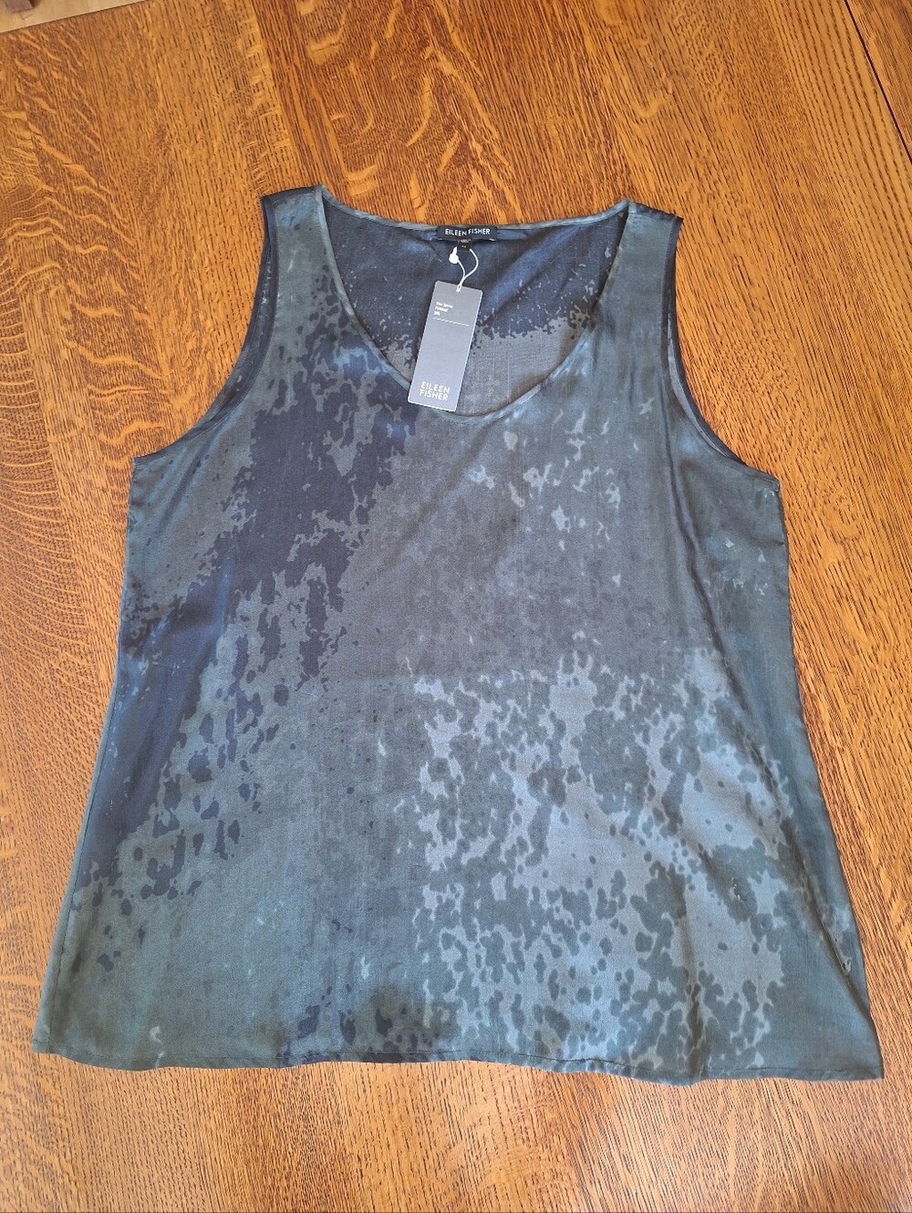 NWOT ❤️❤️ Eileen Fisher sea spray Printed soft V-neck Silk Tank Gray❤️❤️